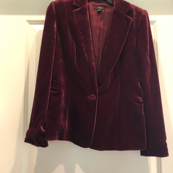 Alfani Velvet Blazer size-2 Wine color great preowned condition - Picture 2 of 5